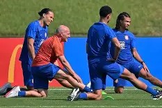 易游体育部门-新西兰球员在国外赛事中崭露头角，备受赞誉