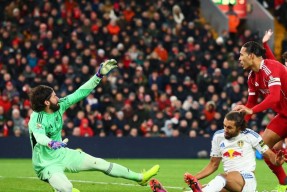 易游体育小组-阿森纳前锋破门得分，帮助破僵局