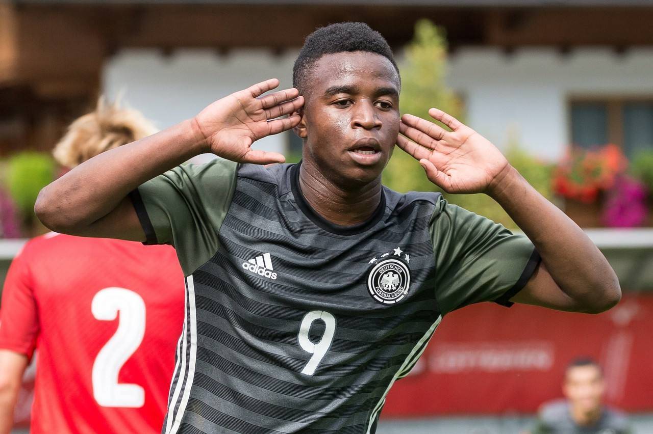 包含斯图加特阵中年轻天才获得国家队首秀的词条