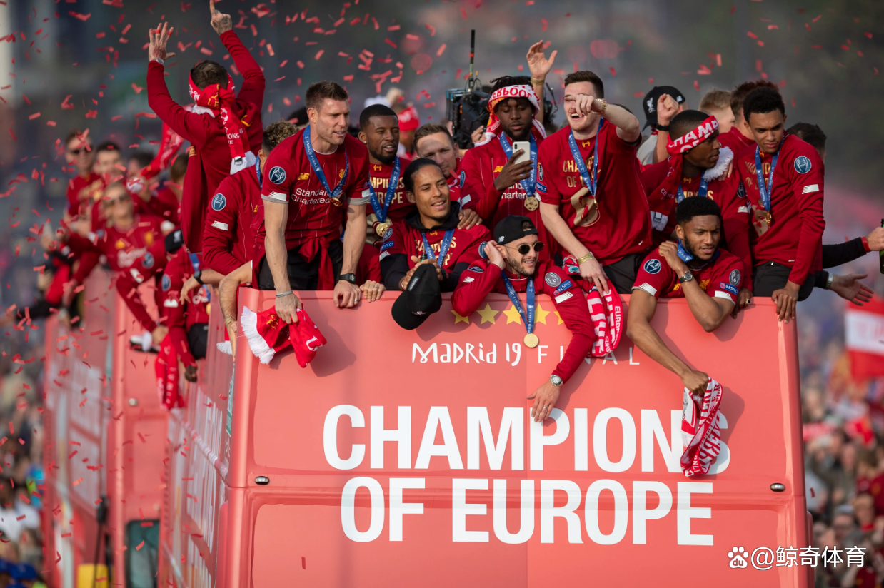 包含英格兰足球超级联赛：曼联队经过激烈比拼获得胜利的词条